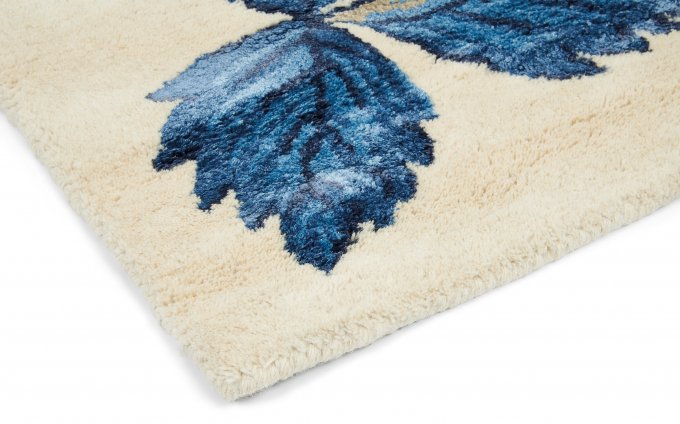 Wedgwood Wild Strawberry Cream 38108 rug corner detail
