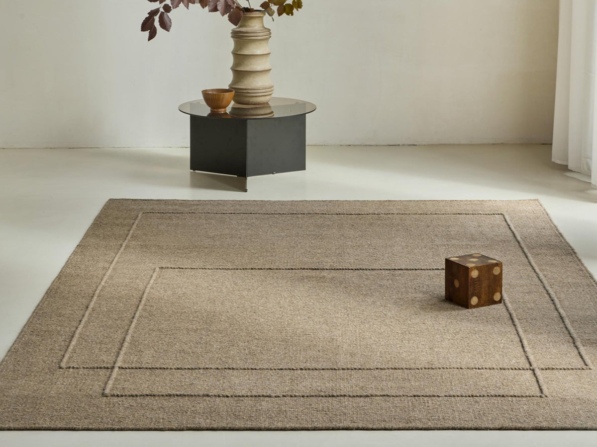 Senso Level Fur Brown rug in a room setting