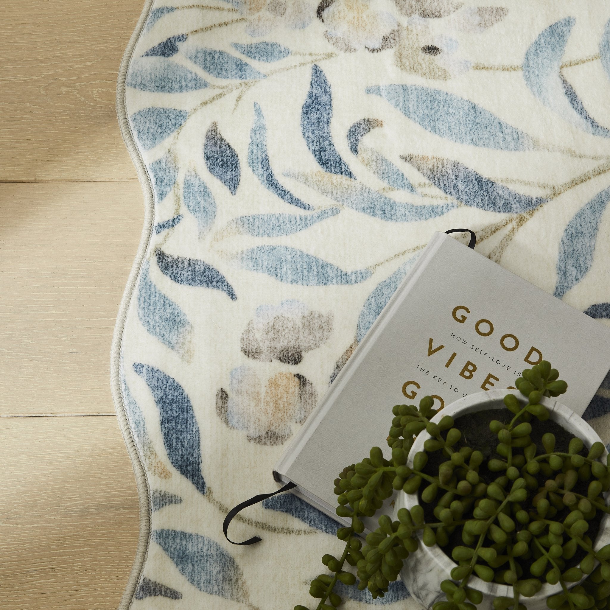 Liberty Lib 301 Ivory Blue rug scalloped edge close-up