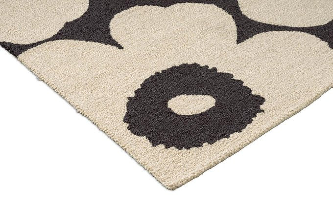 Marimekko Unikko Charcoal-White outdoor rug corner detail