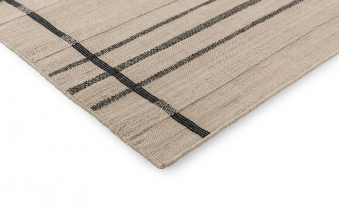 Zona Line Charcoal outdoor rug corner detail