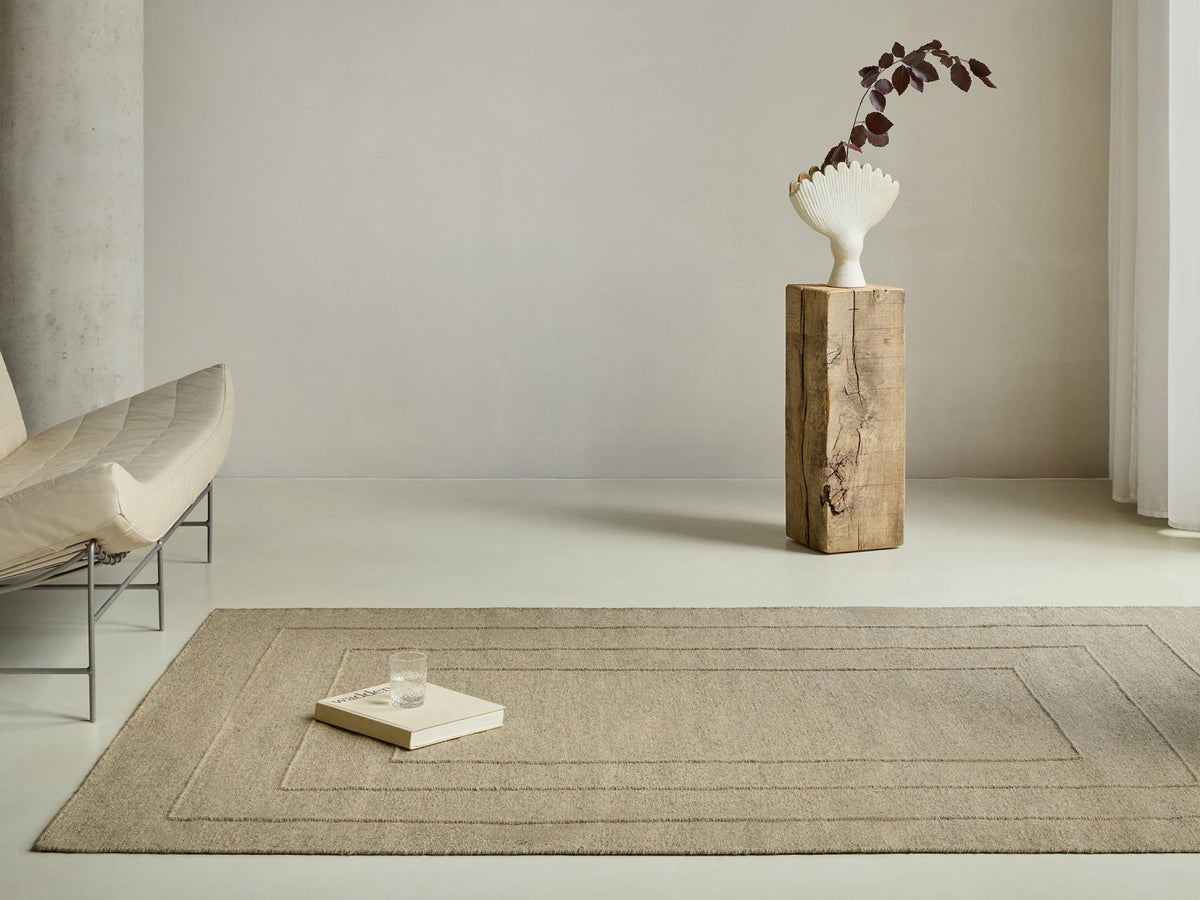 Senso Border Natural rug in a room setting