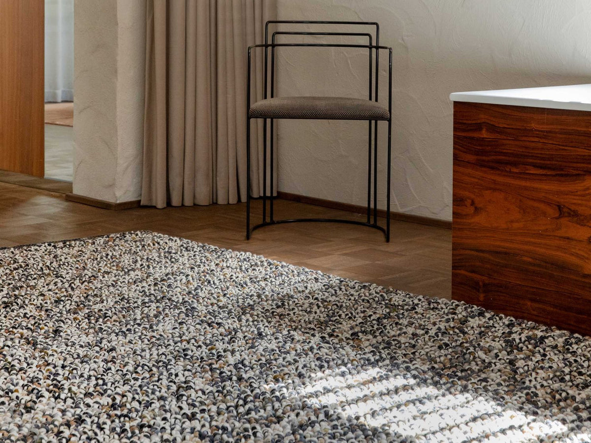 Marble Carbon rug in a room setting