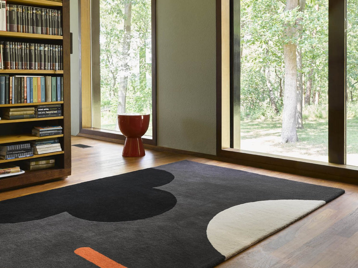 Orla Kiely Geo Flower Graphite rug | Kelaty