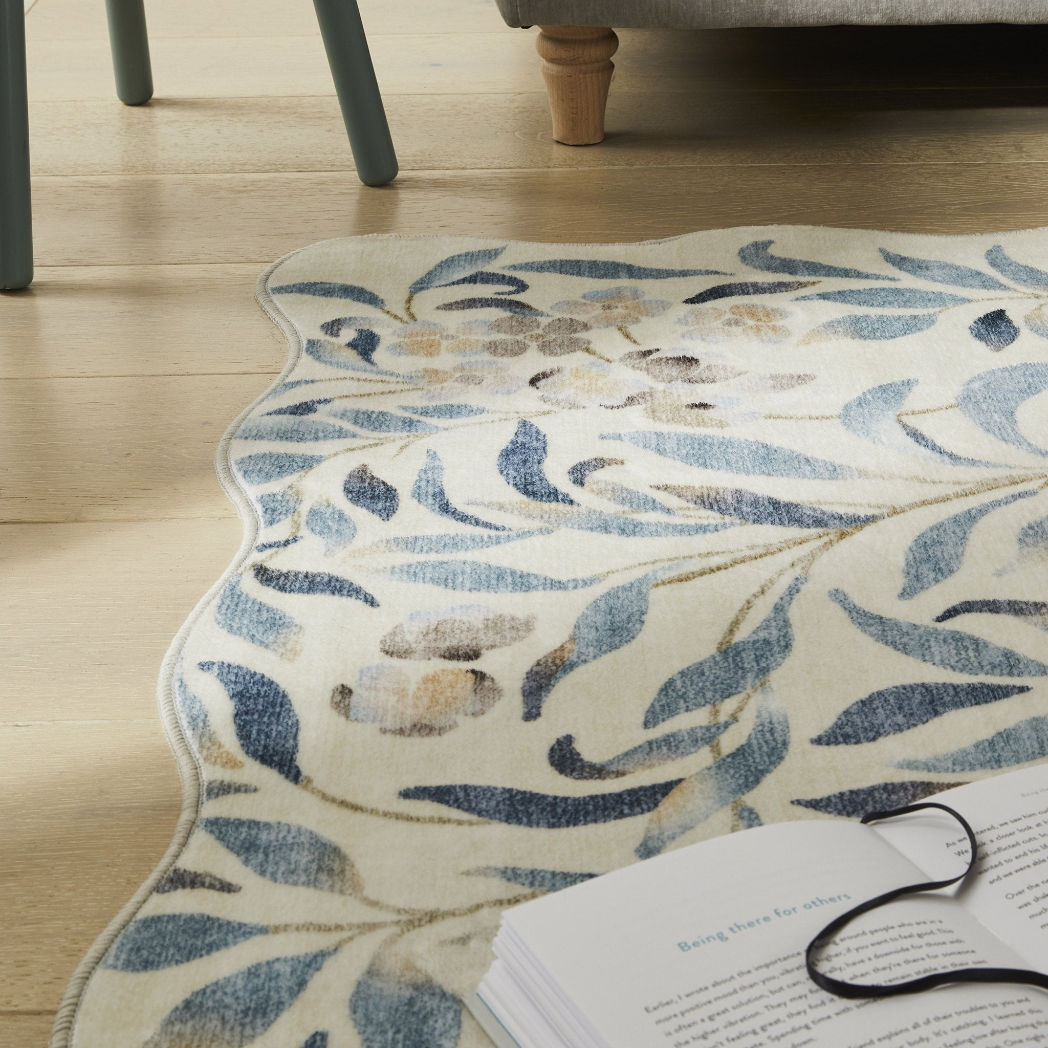Liberty Lib 301 Ivory Blue rug low pile detail